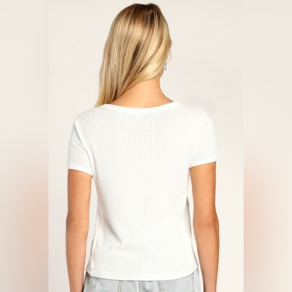 🚨 NWT Lulu's Comfort Cutie White Short Sleeve Waffle Tee - Picture 4 of 9